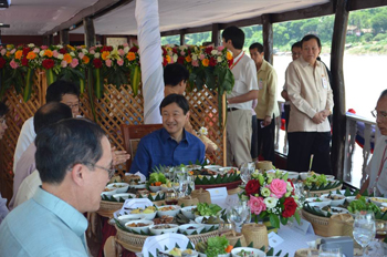ルアンパバーン県知事主催午餐会のお写真