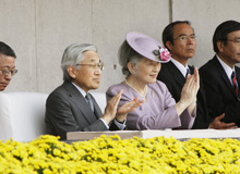 Their Majesties make appearances at the Autumn National Athletic Festival and watch the games.