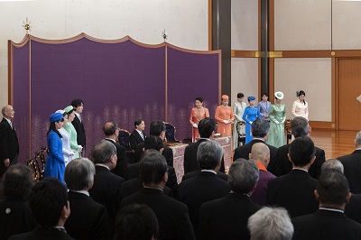 毎年１月に皇居で歌会始の儀が行われ、両陛下も和歌を詠まれています。
