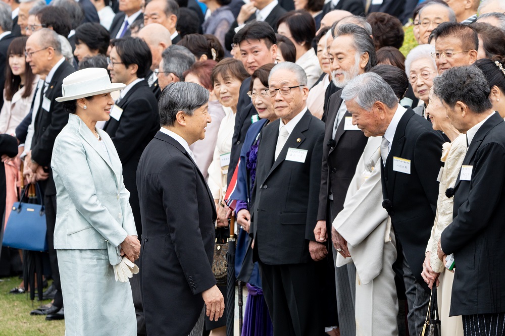 ご歓談になる天皇皇后両陛下