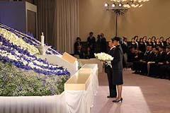 阪神・淡路大震災15周年追悼式典でご供花になる皇太子同妃両殿下