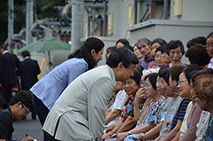 被災者の方々を励まされる皇太子同妃両殿下