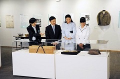 戦後70年3館合同企画展示会「伝えたい　あの日、あの時の記憶」をご覧になる皇太子同妃両殿下並びに愛子内親王殿下