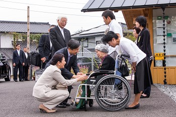 被災者の方々を励まされる皇太子同妃両殿下