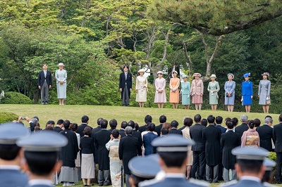 「園遊会にご臨場になる天皇皇后両陛下とご出席の皇族方（令和6年4月23日）」のお写真