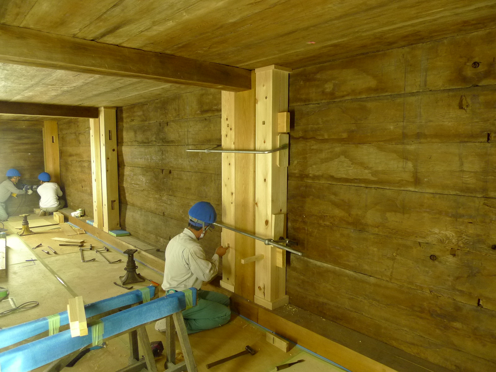 南倉西面の敷桁補強材を受けるための支持柱取付け作業の様子