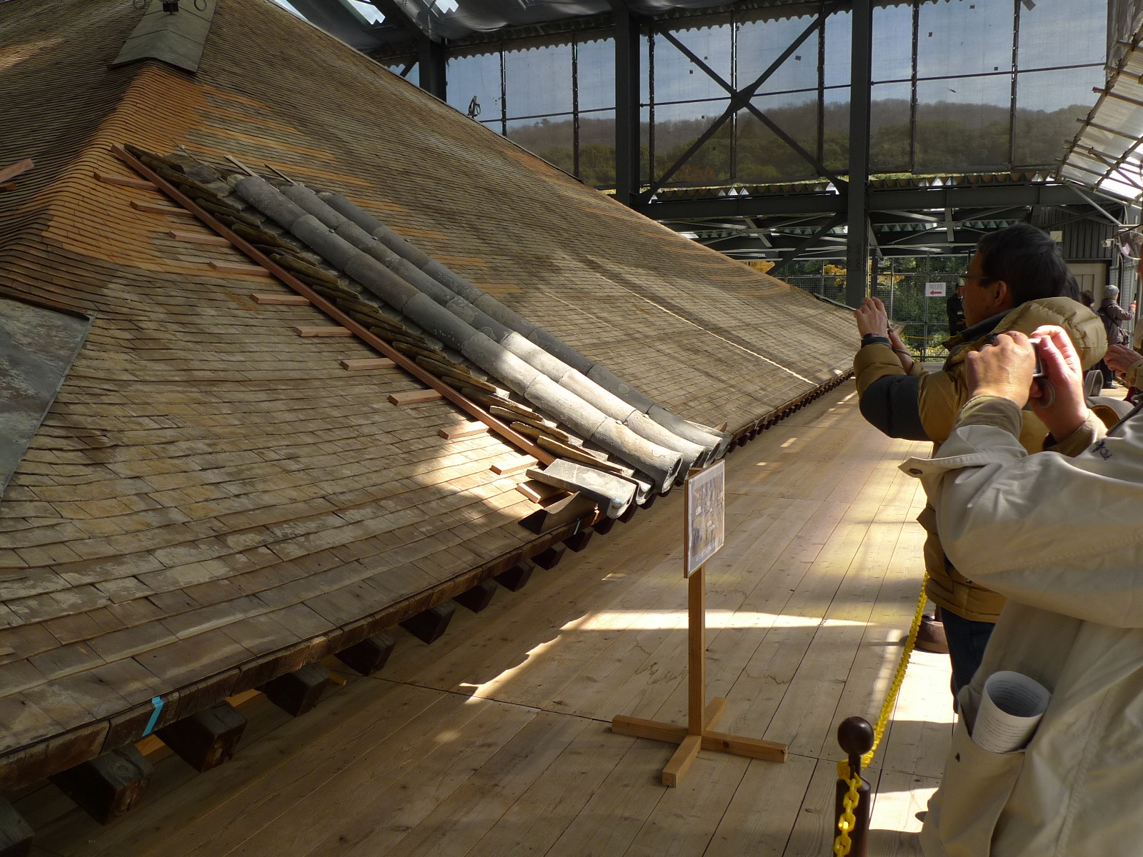 第3回現場公開（3/15）における南屋根面の再用瓦試験葺の様子