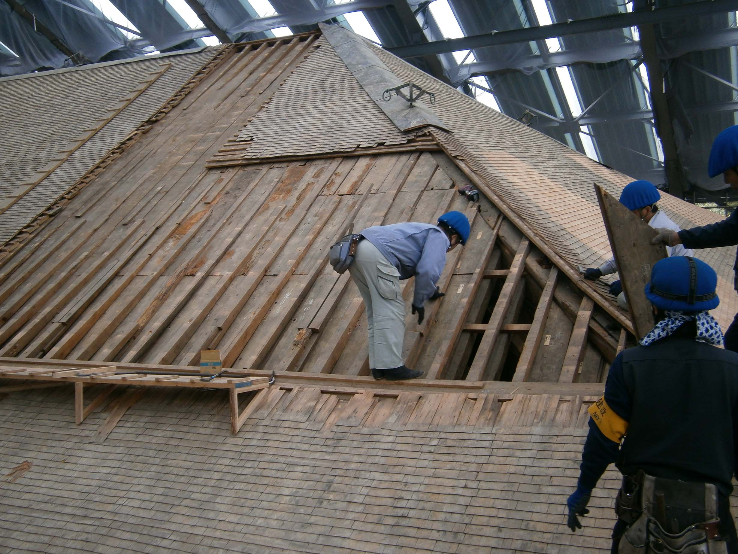 北東隅の屋根開口復旧作業の様子