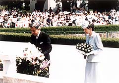 広島平和都市記念碑（原爆死没者慰霊碑）にご供花になる天皇皇后両陛下