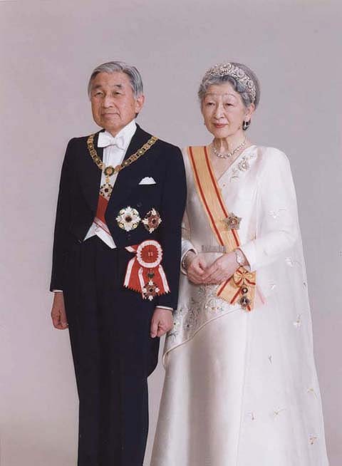 勲章ご着用の天皇皇后両陛下