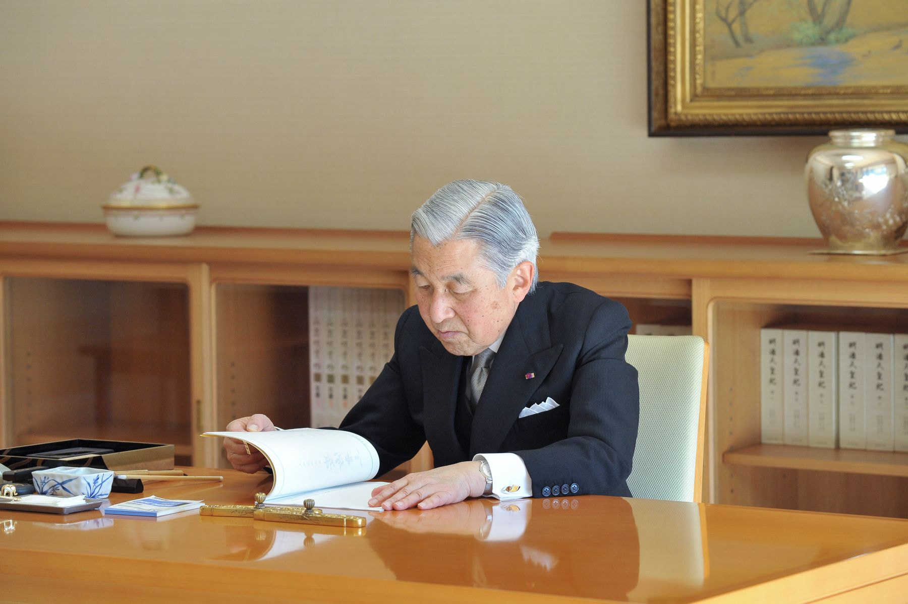 ご執務になる天皇陛下