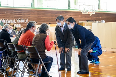 災害にあった地域をお見舞いになっています。