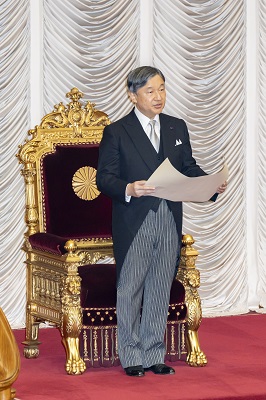 国事行為に関連して、国会開会式でおことばを述べられます。