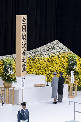 毎年８月１５日に行われる全国戦没者追悼式にご出席になっています。