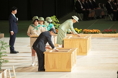 全国植樹祭にご出席になって樹木の種をまかれています。