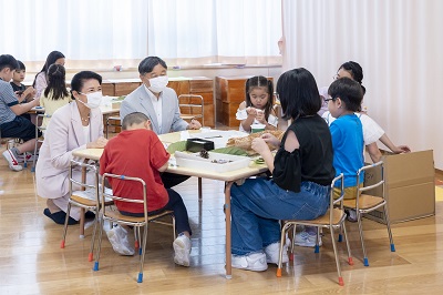 子どもの日にちなんで保育園などをご訪問になり、子どもたちと交流なさっています。