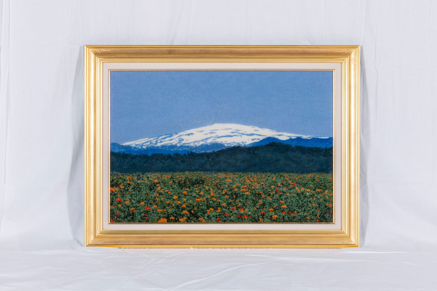 織画　「月山と紅花」（しょくが　がっさんとべにばな）