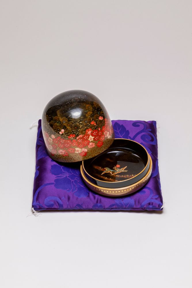 越前漆器　丸器飾箱　「撫子花」（えちぜんしっき　まるきかざりばこ　なでしこはな）