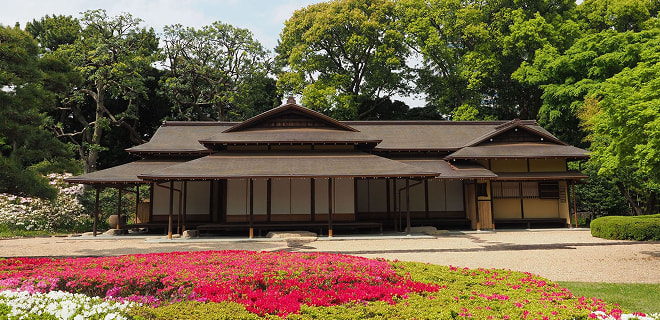 園内に残る歴史的建造物と皇居附属庭園の美