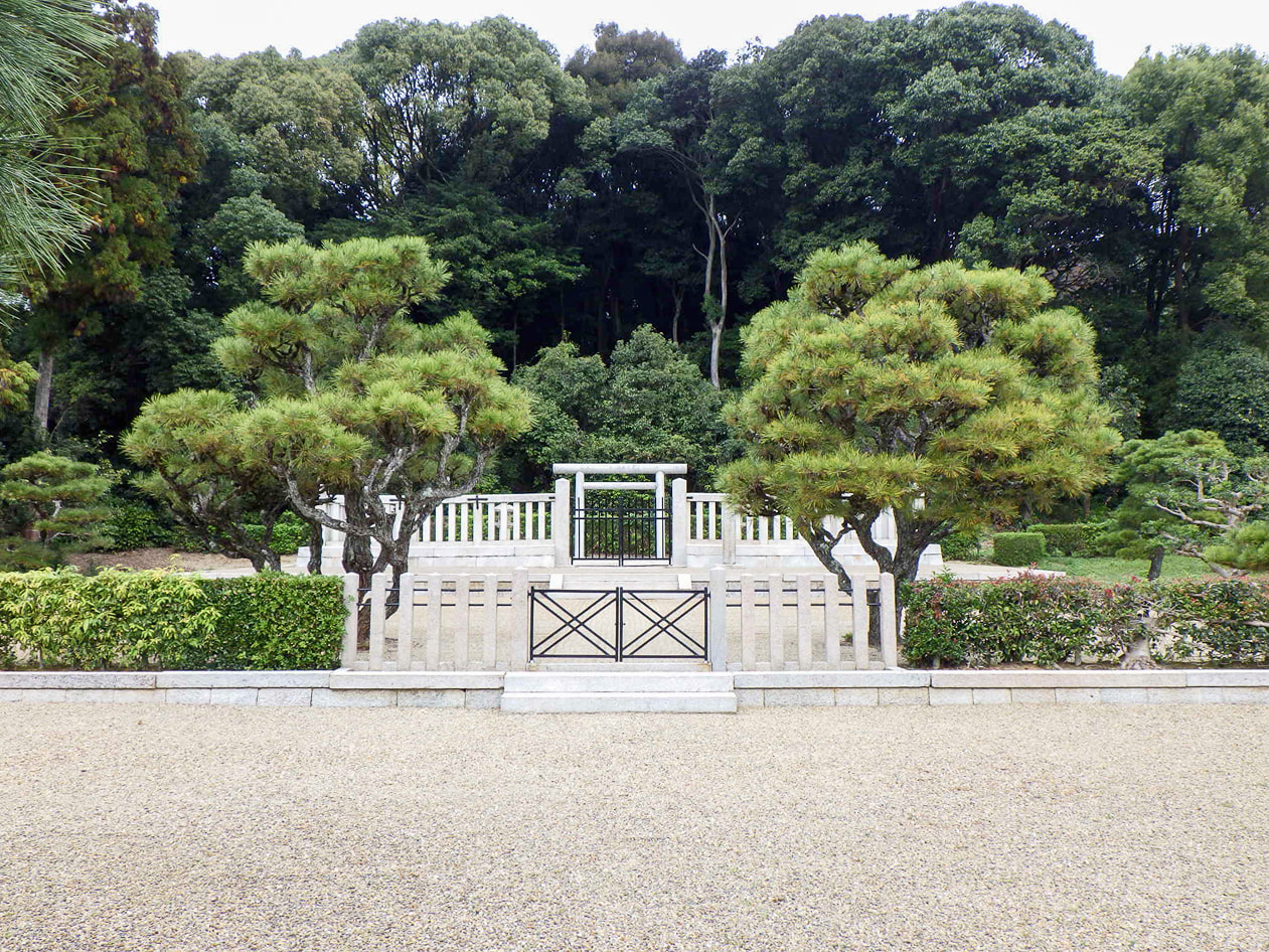 懿德天皇　畝傍山南纖沙溪上陵