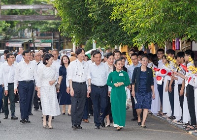 地元学生の出迎えを受けられる
