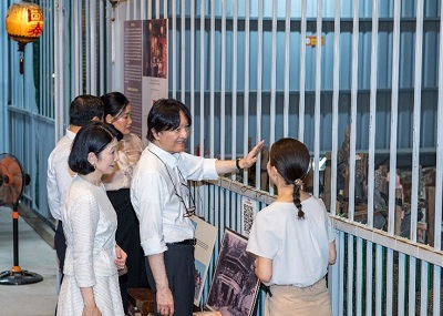 工事中の日本橋で修復工事の概要説明を聞かれる