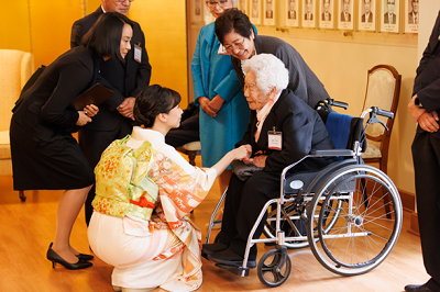 写真3：佳子内親王殿下が日系1世の方とご懇談になる様子（日秘文化会館　サロン・ドラード） （写真提供：ペルー日系人協会（Asociación Peruano Japonesa））