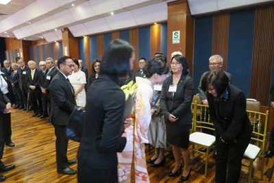 写真8：佳子内親王殿下が記念式典後、日系諸団体関係者6グループの計68名の方々とご懇談になる様子（日秘文化会館　大ホール）