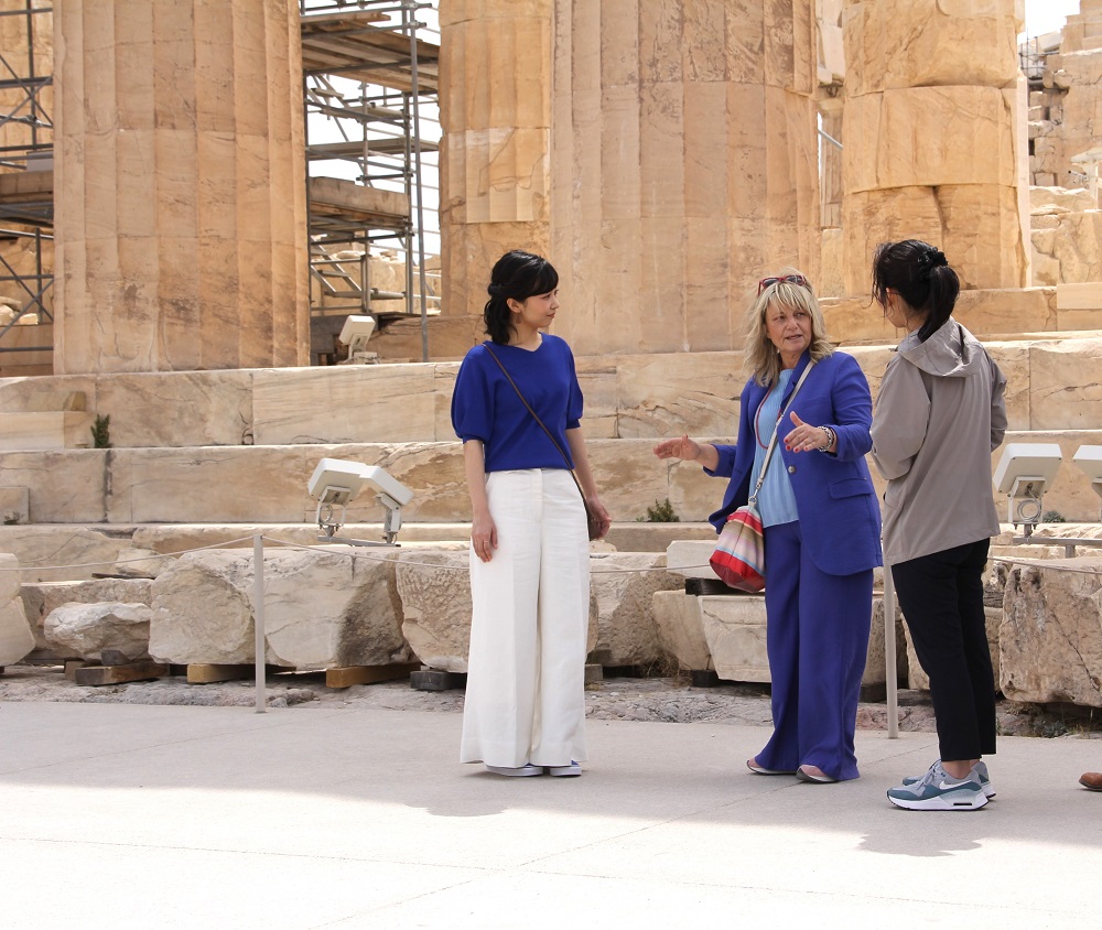 写真1：パルテノン神殿の説明をお受けになる様子