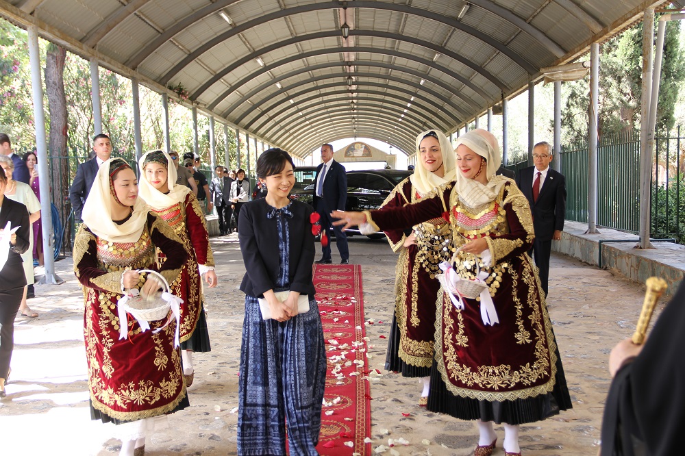 写真1：歓迎を受けられる様子