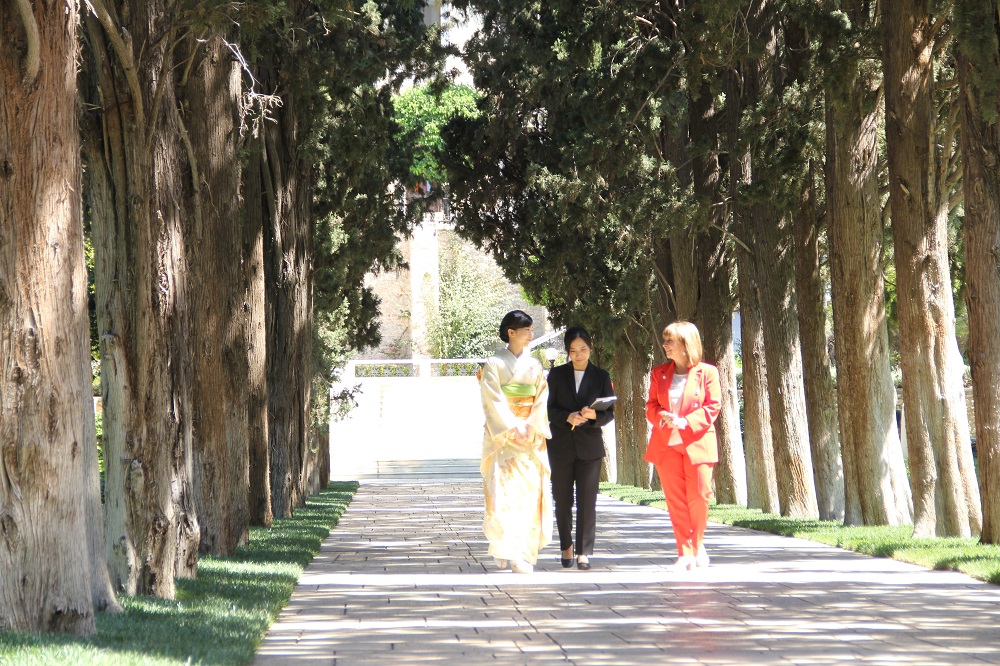 写真1：庭園内の遊歩道を歩かれる様子