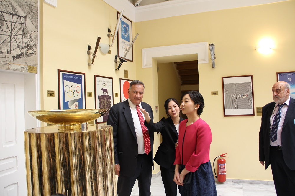 写真2：博物館の展示をご覧になる様子