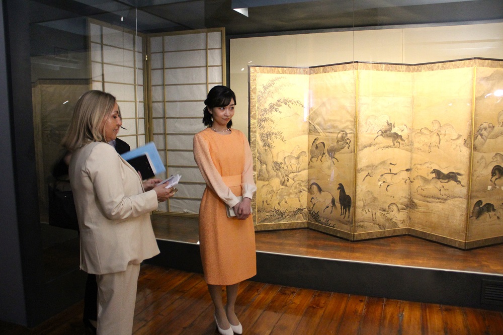 写真1：狩野山楽による「牧馬図屏風」をご覧になる様子