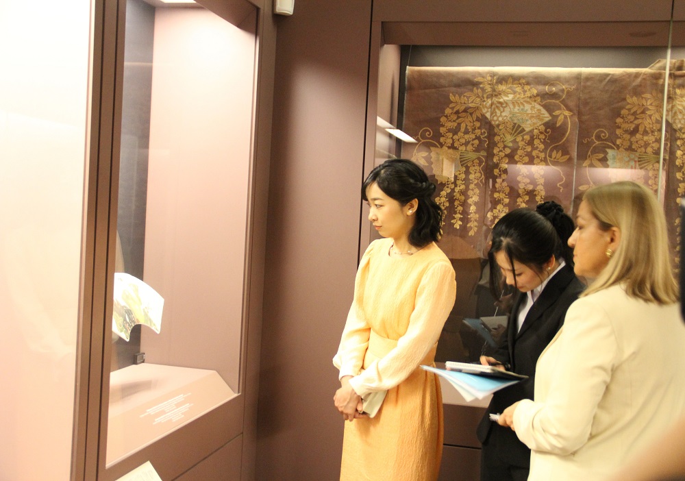 写真2：東洲斎写楽による肉筆扇画をご覧になる様子