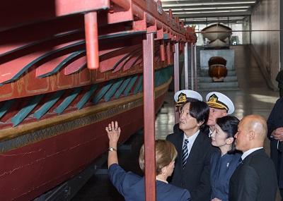 ガレー船に描かれた文様をご覧