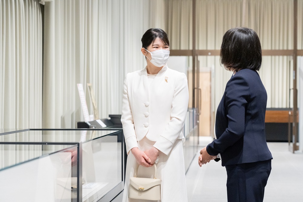 令和6年春の特別展「夢みる光源氏－公文書館で平安文学ナナメ読み！－」をご覧になる愛子内親王殿下