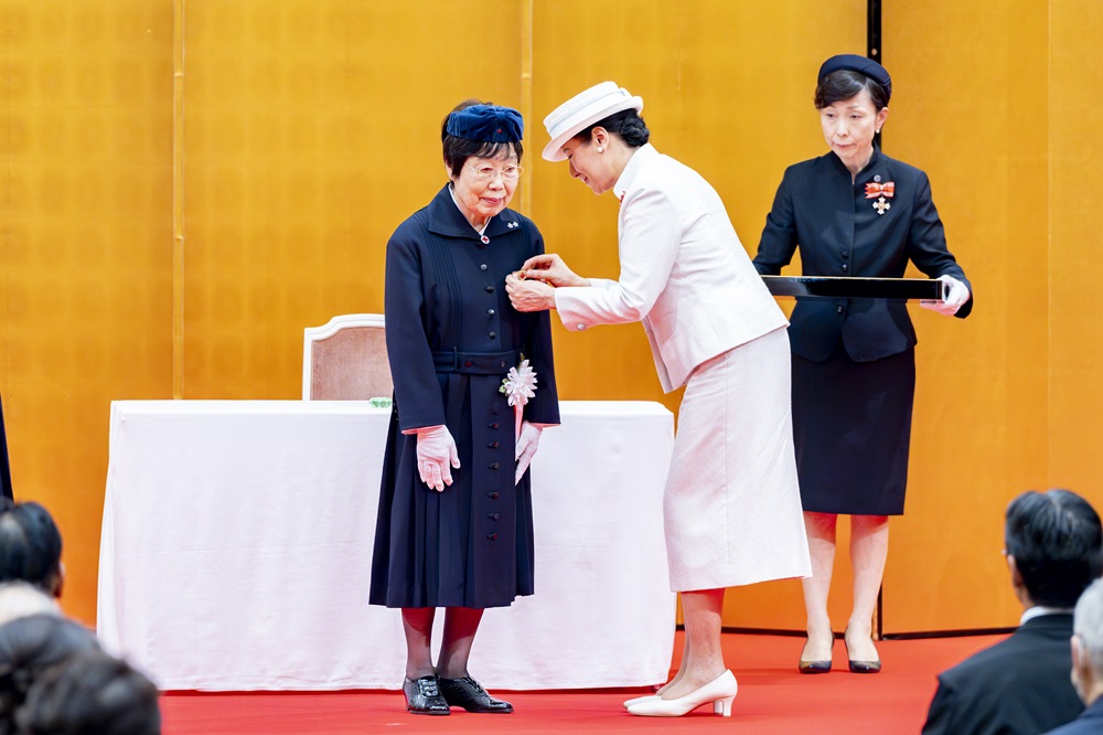 Her Majesty the Empress pinning the Florence Nightingale Medal on recipients at the 50th Florence Nightingale Medal Ceremony(Tokyo Prince Hotel)