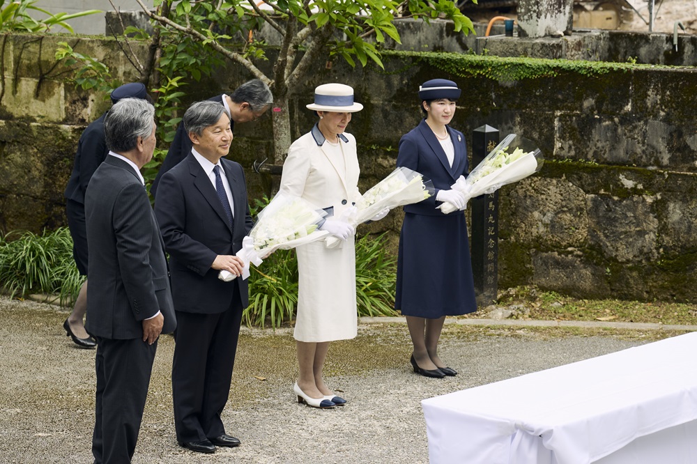 Their Majesties and Princess Aiko offering flowers at Kozakura no To(Naha City, Okinawa Prefecture)