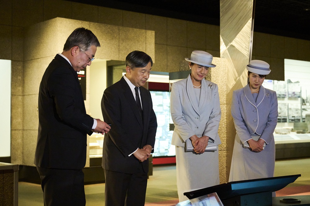 Their Majesties and Princess Aiko viewing a diorama exhibit of the city of Nagasaki (Nagasaki Atomic Bomb Museum, Nagasaki City, Nagasaki Prefecture)
