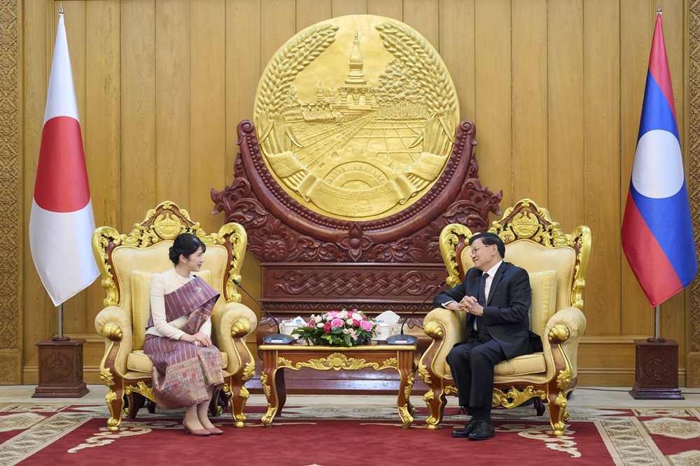 Princess Aiko paying a courtesy call on the President of the Republic
