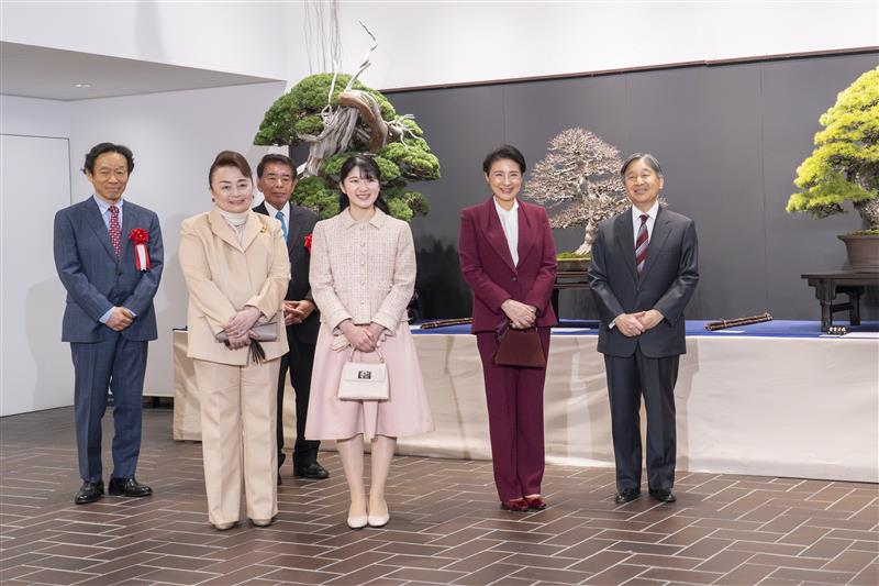 写真：天皇皇后両陛下並びに愛子内親王殿下「第100回国風盆栽展」ご覧につきご案内になる三笠宮寛仁親王妃殿下