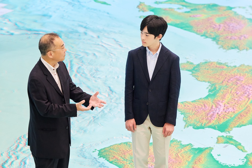 縮尺10万分の1の日本列島地図についてご説明を受けられる